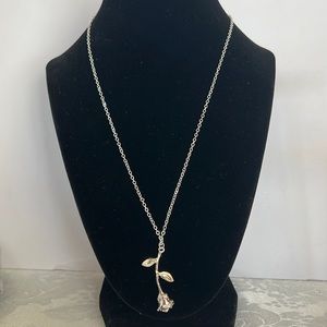 NWOT Silver Rose Pendant Necklace 20”